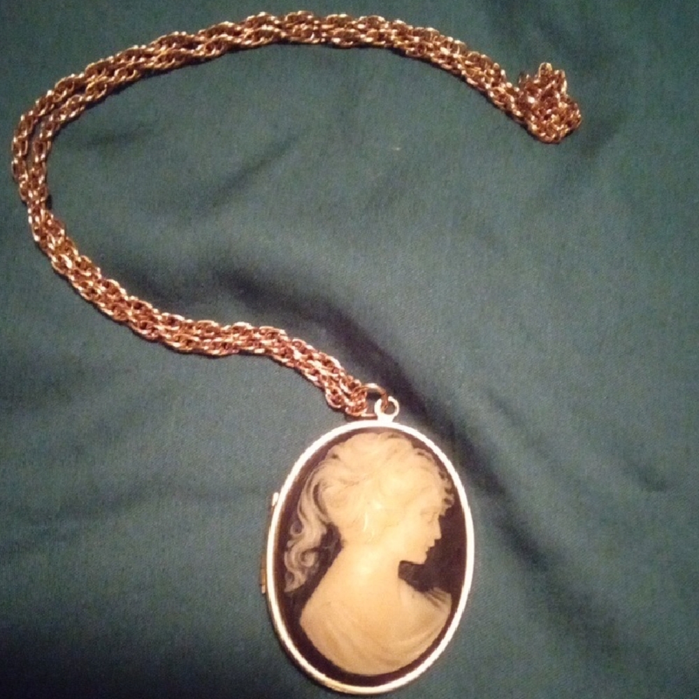 Elegant Gold Cameo Locket/Pendant Necklace